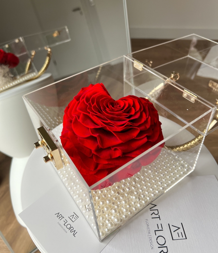 Stilvolles Geschenk: Ewige Rose im roten Acryl Cube