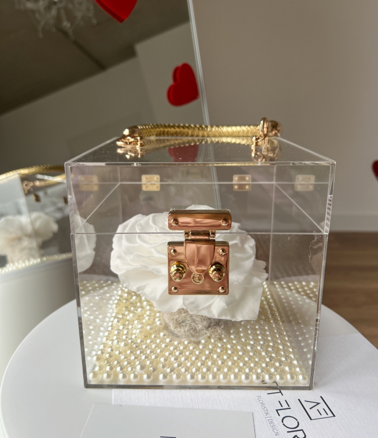 Stilvolles Geschenk: Ewige weiße Rose im Acrylwürfel