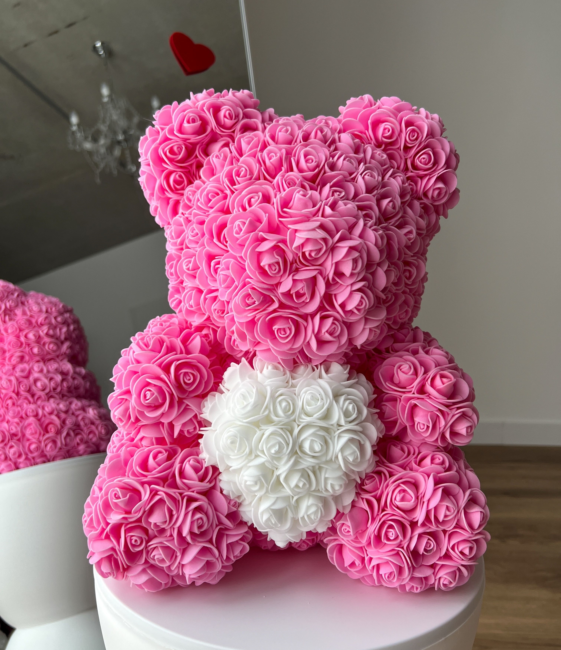 Rosa Rosenbär mit weißem Herz – Teddybär aus Rosen als romantisches Geschenk