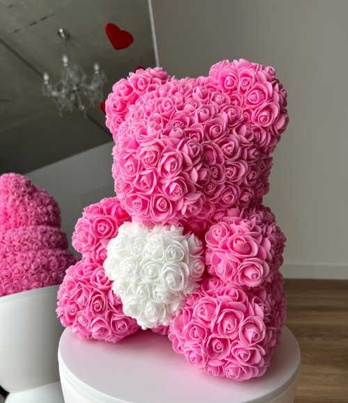 Rosenbär in Rosa mit weißem Herz – eleganter Blumenbär für besondere Anlässe