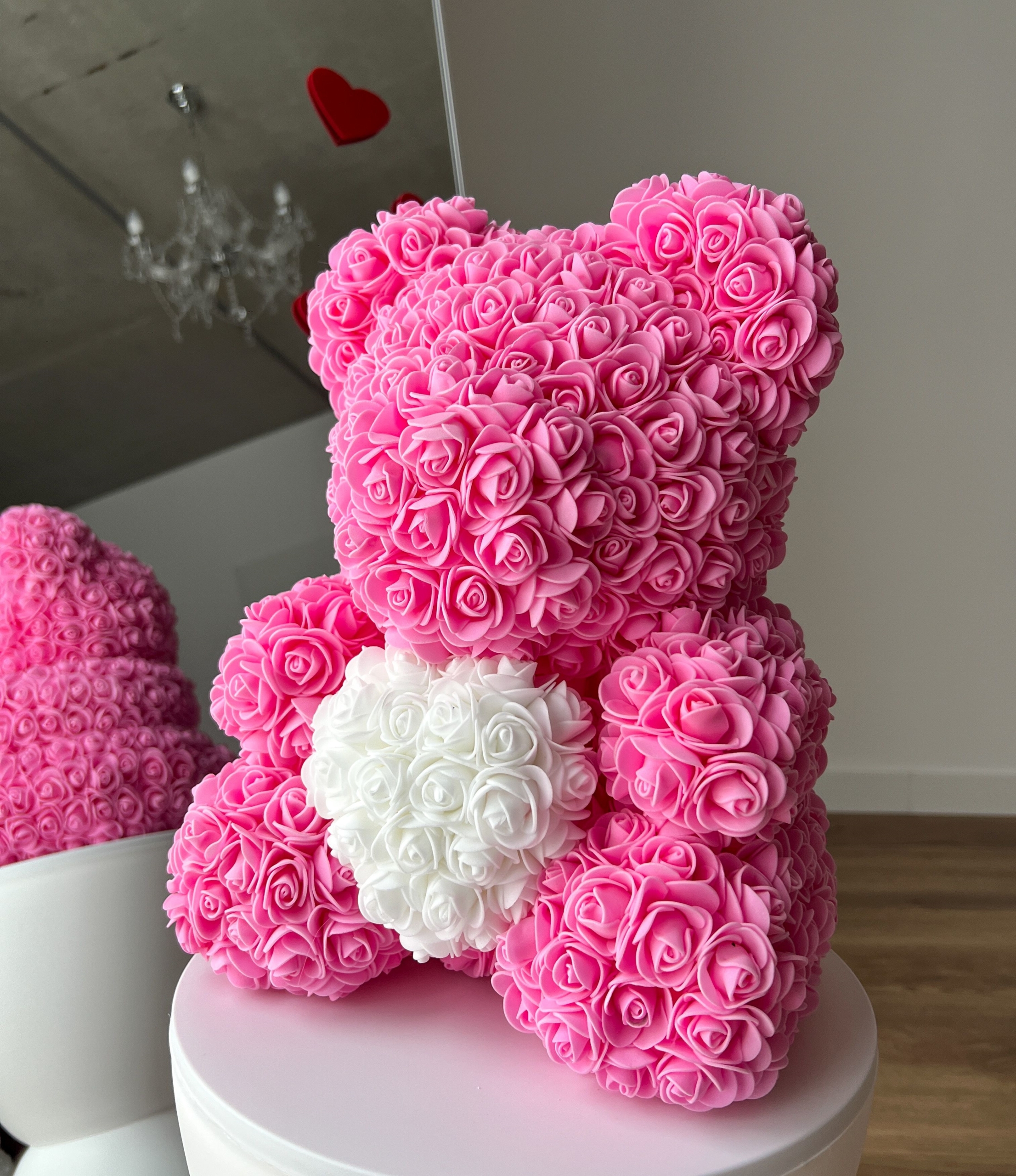 Rosa Rosenbär mit weißem Herz – Teddybär aus Rosen als romantisches Geschenk