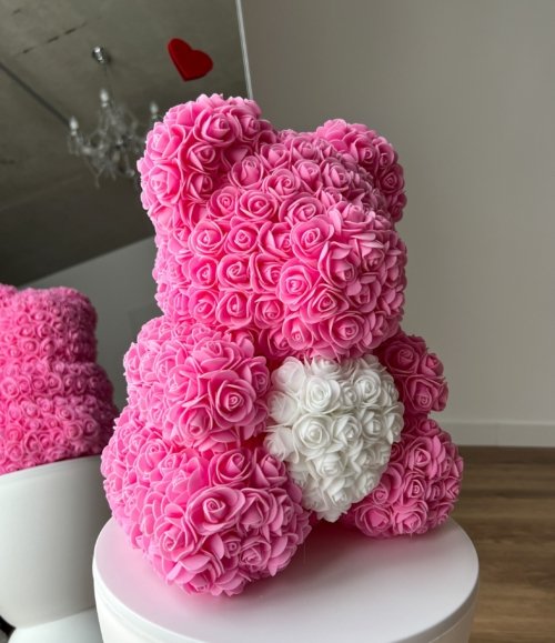 Rosa Blumenbär mit weißem Herz – stilvolle Geschenkidee und romantische Dekoration