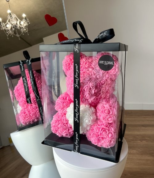 Teddybär aus rosa Rosen mit weißem Herz – liebevolles Geschenk zum Valentinstag oder Geburtstag