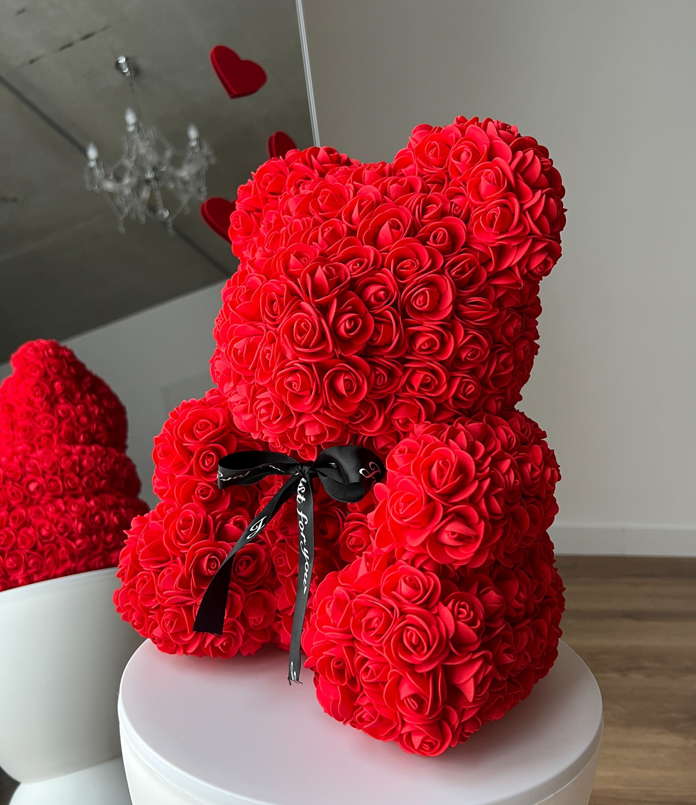 Roter Rosenbär in mittlerer Größe – Teddybär aus roten Rosen als romantisches Geschenk