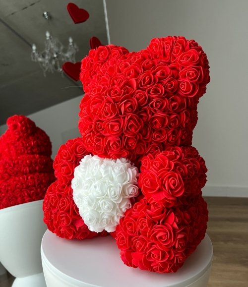 Rosenbär in Rot 40 cm mit weißem Herz – romantisches Geschenk