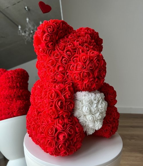 Weißes Herz beim roten Rosenbären 40 cm – Detailansicht