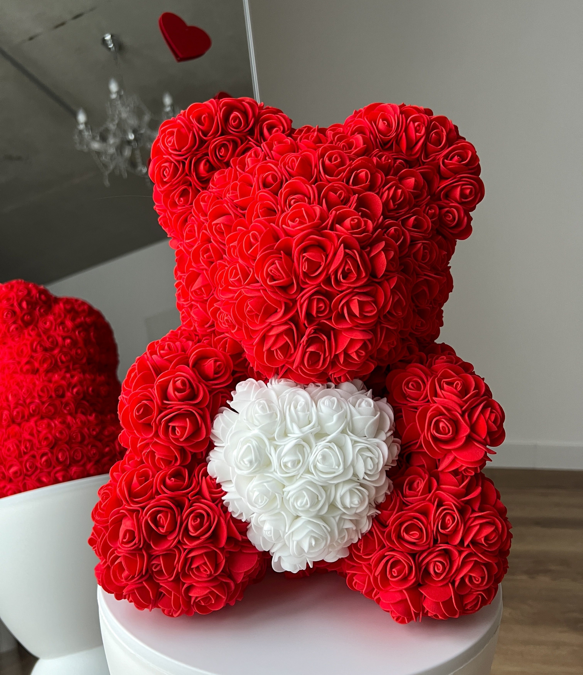 Rosenbär 40 cm in Rot mit weißem Herz – perfektes Geschenk zum Valentinstag