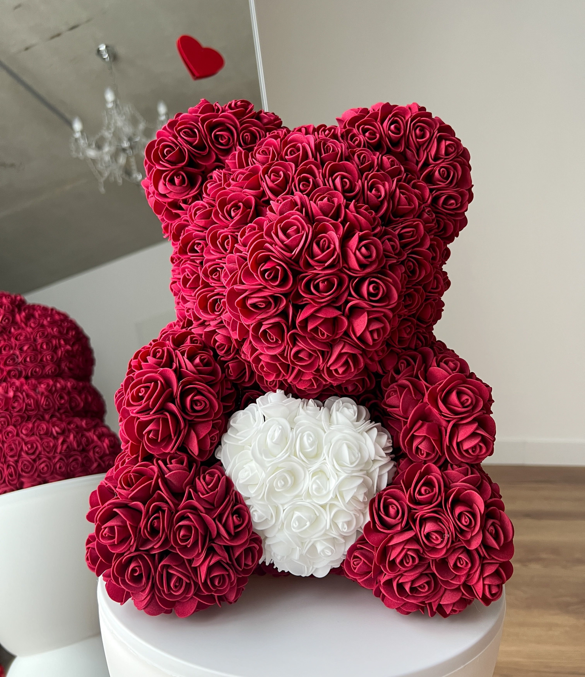 Weinroter Rosenbär mit weißem Herz – Teddybär aus Rosen als romantisches Geschenk