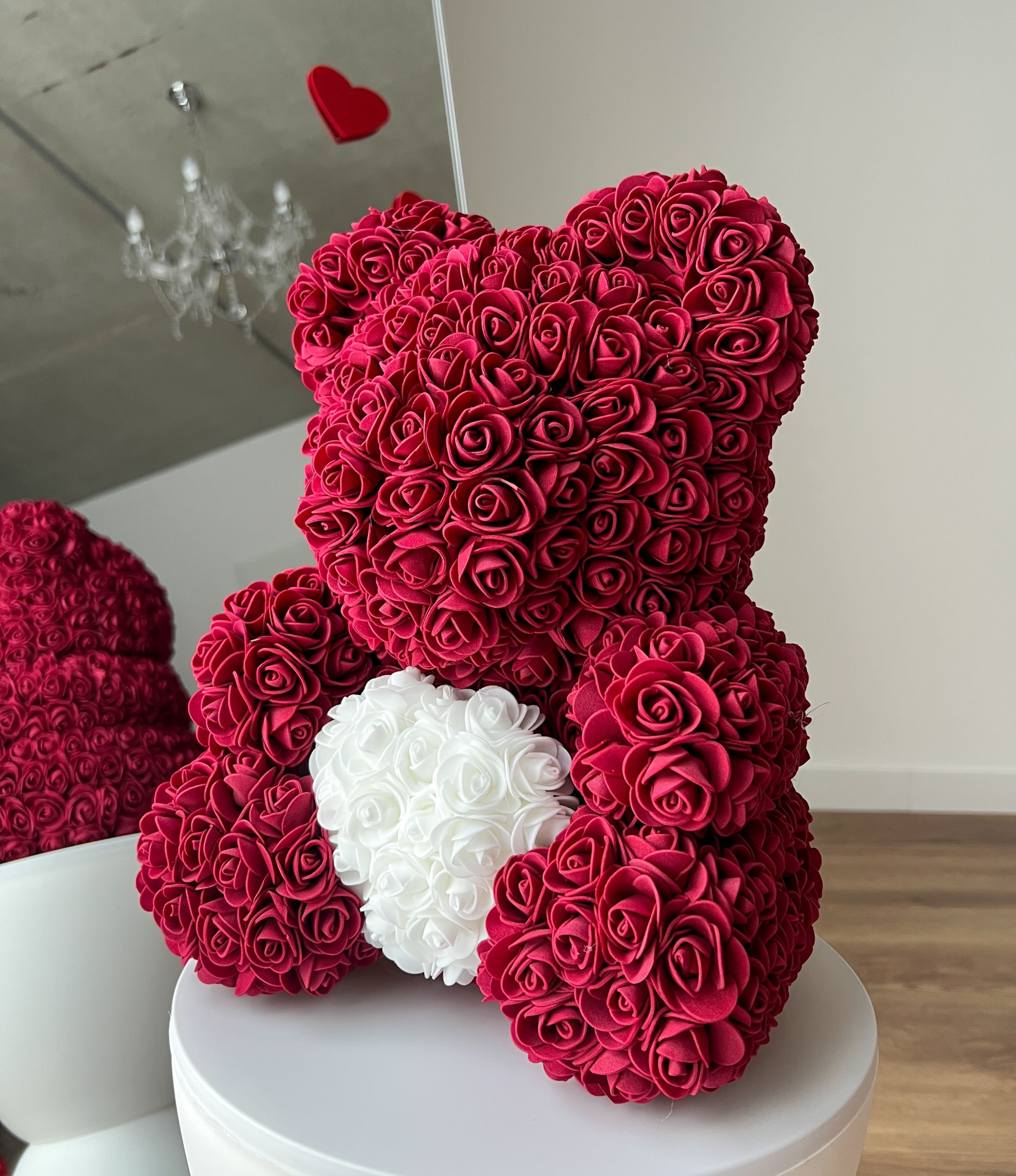 Weinroter Rosenbär mit weißem Herz – Teddybär aus Rosen als romantisches Geschenk