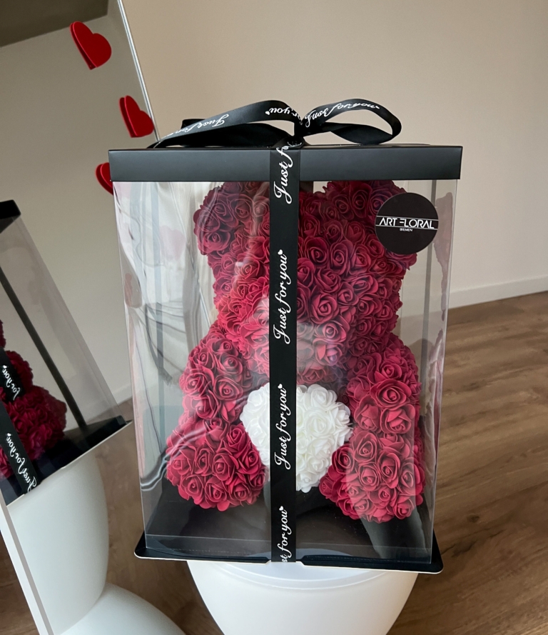 Bordeauxfarbener Blumenbär mit weißem Herz – stilvolle Geschenkidee und Dekoration