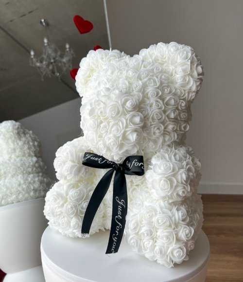 Rosenbär in Weiß – stilvoller Blumenbär aus Rosen für besondere Anlässe
