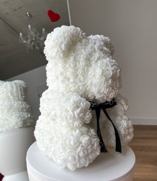 Weißer Blumenbär aus Rosen – edle Geschenkidee und dekoratives Highlight