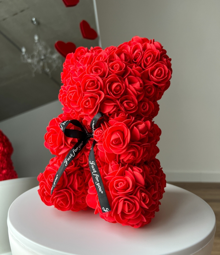 kleiner roter Rosenbär – hochwertige Kunstrosen, Blumenbär in Rot