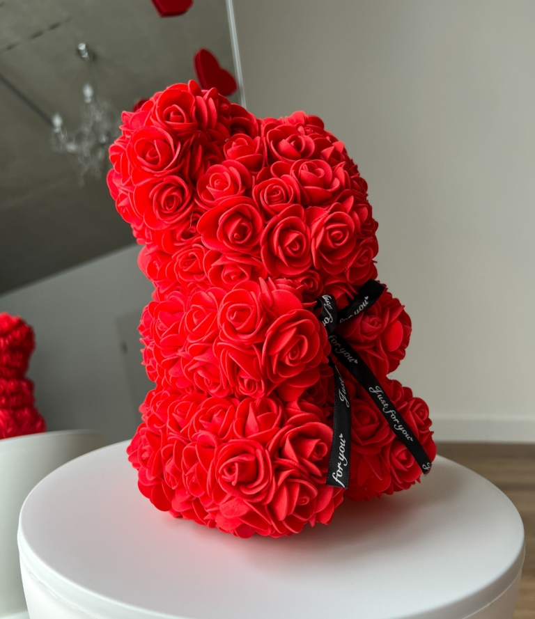 Rosenbär klein in Rot – süßer Blumenbär für Valentinstag oder kleine Aufmerksamkeit