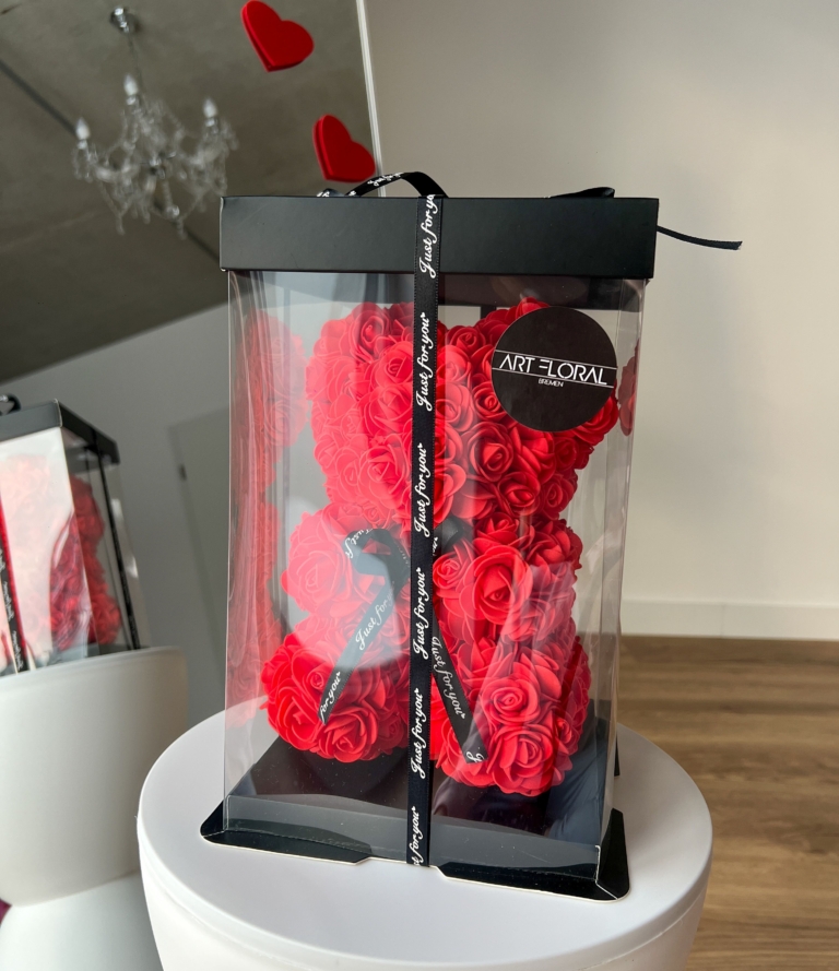 Kleiner roter Blumenbär aus Rosen – romantische Geschenkidee und Dekoration