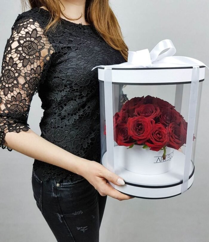 Aquarium mit roten Rosen