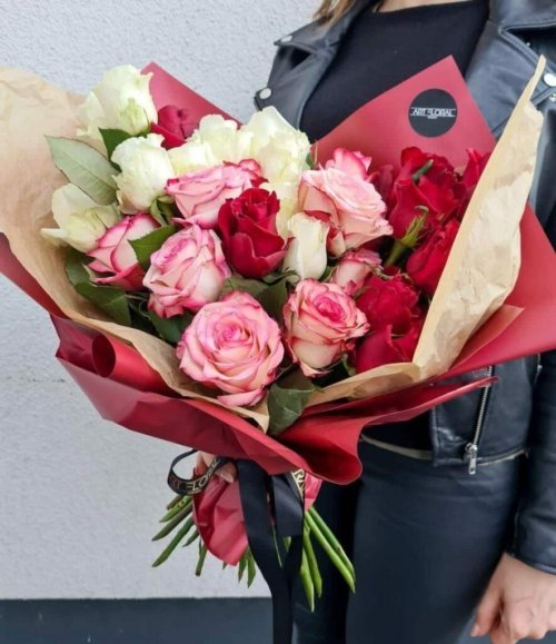 Blumenstrauß „Liebe“ mit roten, weißen und pinken Rosen