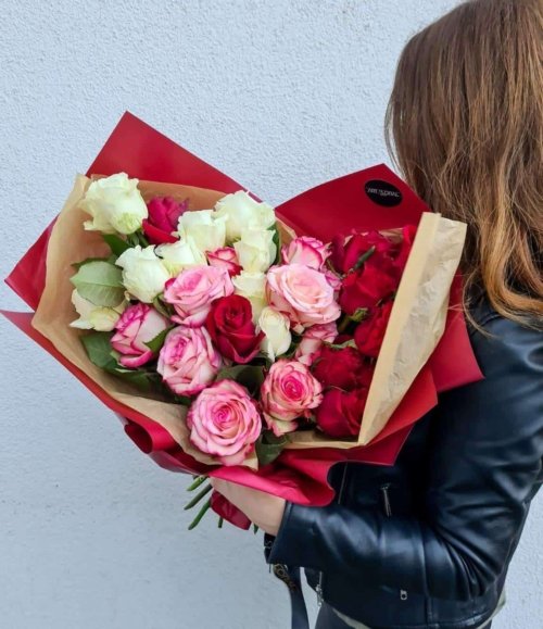 Detailaufnahme farbiger Rosen im romantischen Bouquet