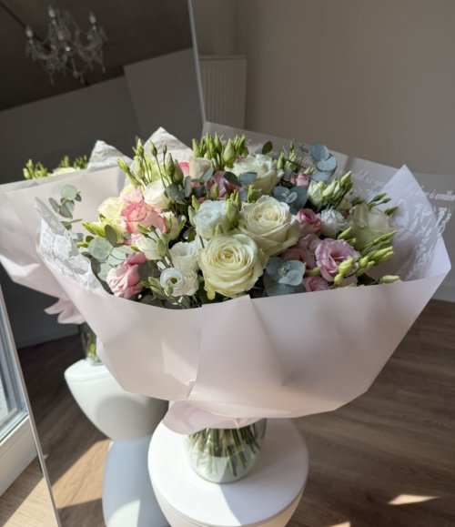 Blumenstrauß Schloss der Träume mit weißen und rosa Rosen