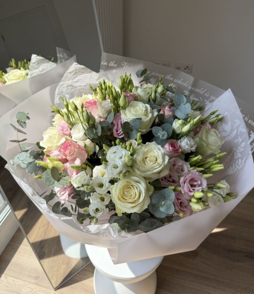 Blumenstrauß mit weißen Rosen, rosa Rosen und Lisianthus