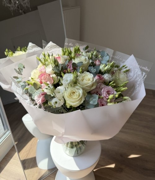 Luxuriöser Blumenstrauß mit Rosen und Eukalyptus