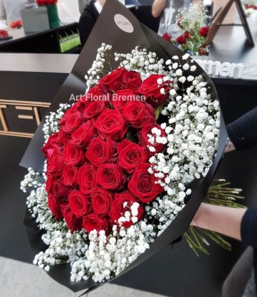Blumenstrauß „Grenzenlose Liebe“ mit roten Rosen und Gypsophila