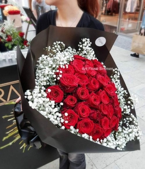 Eleganter Rosenstrauß in schwarzer Verpackung