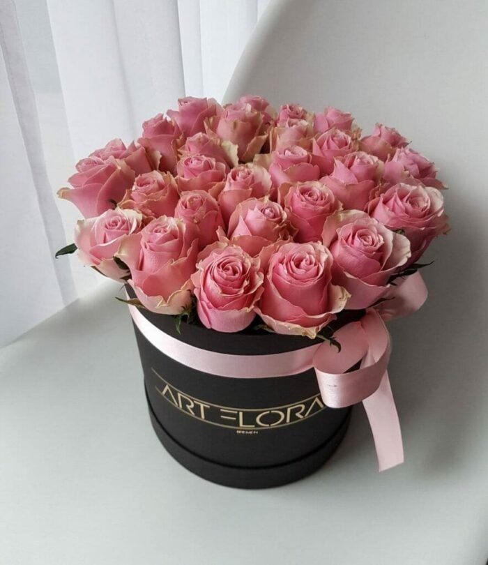 Rosane-Rosaen-in-schwarzer-M-Box