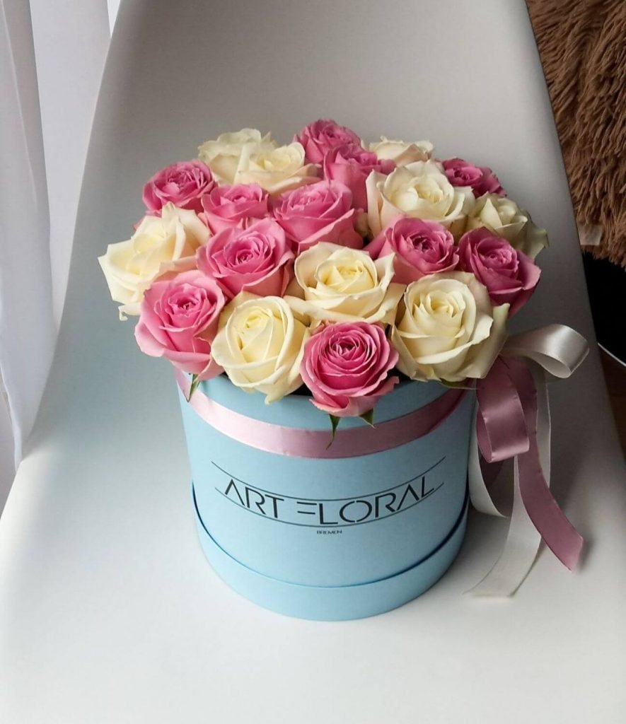 Blumenbox Rosa & weiße Rosen – M Box Blau