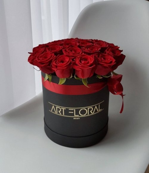 Rote-Rosen-in-schwarzer-M-Box