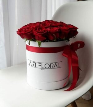 Rote-Rosen-in-weisser-M-Box