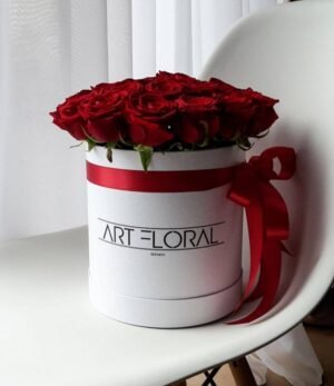 Rote-Rosen-in-weisser-M-Box