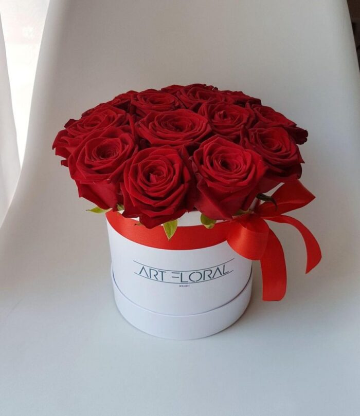 Rote-Rosen-in-weisser-S-Box