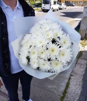 Blumenstrauß-weiße-chrysanthemen