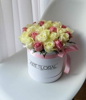 Weisse-und-rosane-Rosen-in-weisser-M-Box