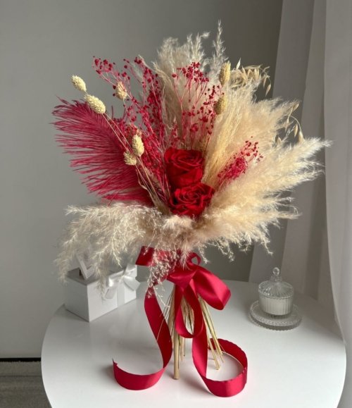 Trockenblumenstrauß Liebesflamme mit zwei konservierten roten Rosen und Pampasgras