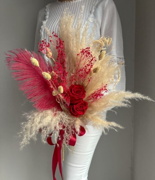 Romantischer Trockenblumenstrauß mit konservierten roten Rosen und Trockenblumen