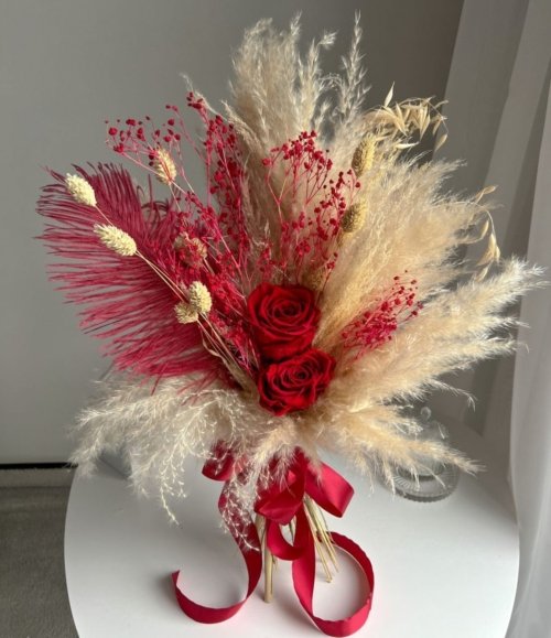 Langlebiger Trockenblumenstrauß in Rot und Beige mit Pampasgras und Phalaris