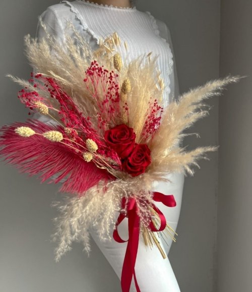 Eleganter Trockenblumenstrauß mit konservierten Rosen als Geschenk