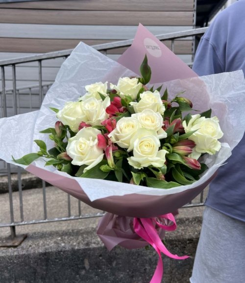 Blumenstrauß „Romantischer Garten“ mit weißen Rosen und rosa Alstroemerien