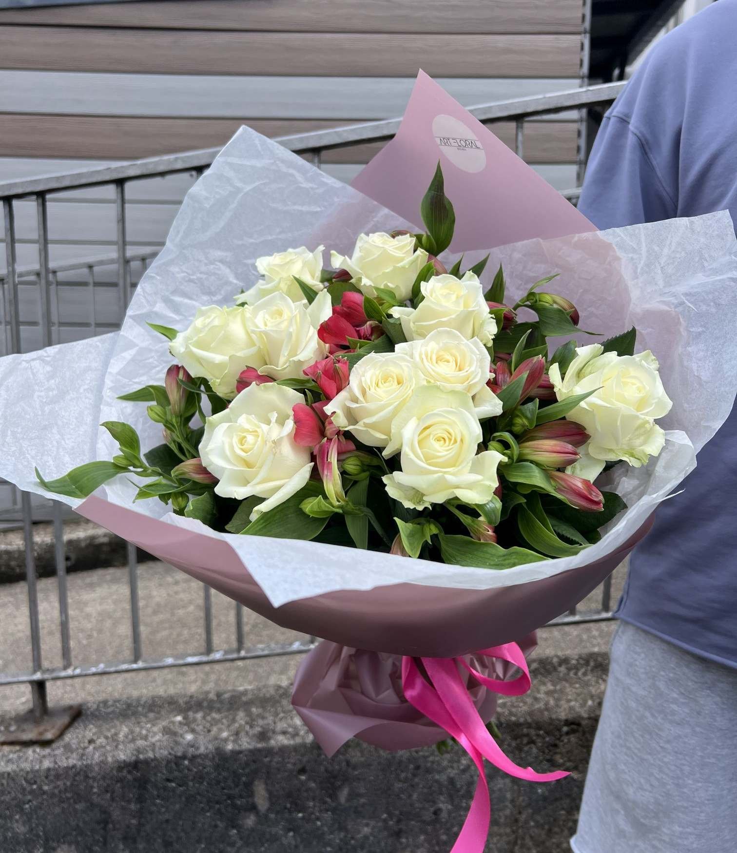 Blumenstrauß „Romantischer Garten“ mit weißen Rosen und rosa Alstroemerien