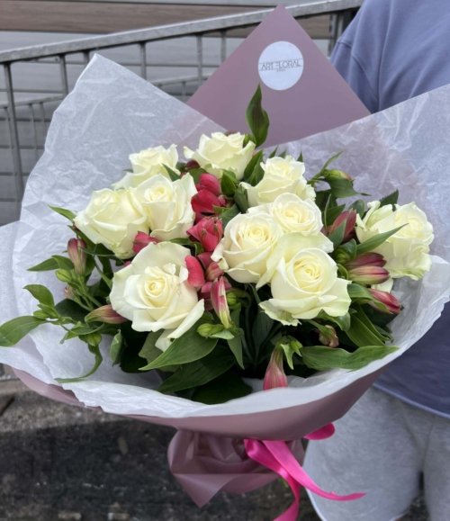 Eleganter Strauß „Romantischer Garten“ mit zarten weißen Rosen und rosa Alstroemerien