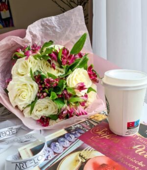 Blumenstrauß_weisse_Rosen_Alstro