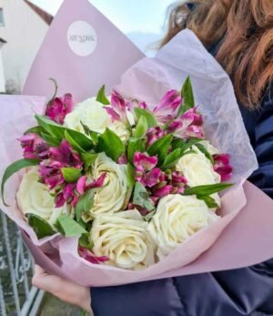 Blumenstrauß_weisse_Rosen_Alstro
