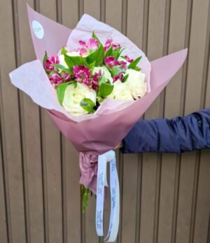 Blumenstrauß_weisse_Rosen_Alstro