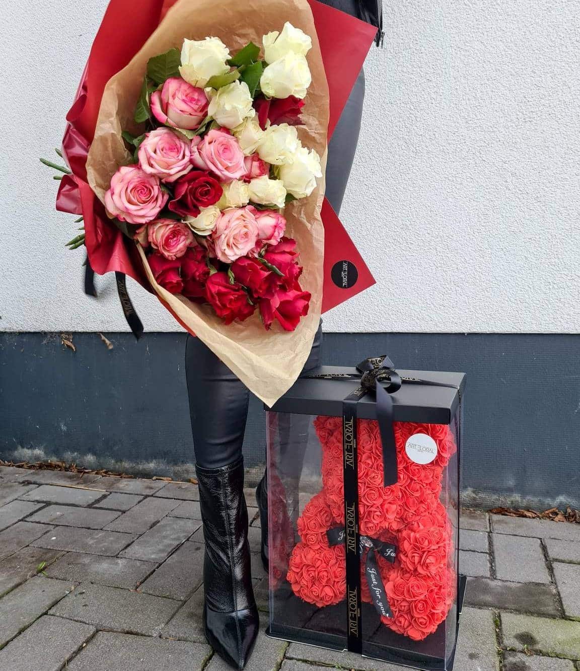Blumenstrauß “Liebe”+ roter Rosenbär Set