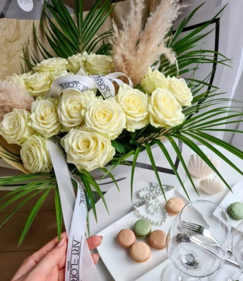Weisser Blumenstraußmit pampas und Palme