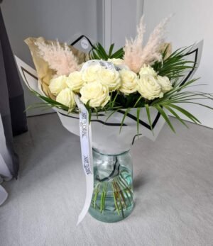 Weisser Blumenstraußmit pampas und Palme