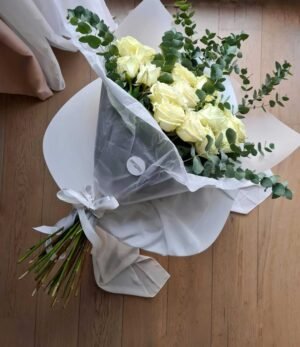 Weisser_Blumenstrauß_Eukalyptus