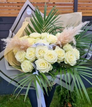 Weisser Blumenstraußmit pampas und Palme